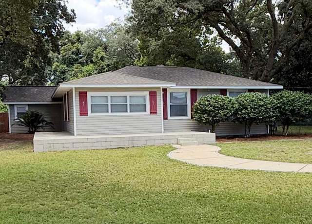 Property at 202 Edgewater Dr, Pensacola, FL 32507, 3 beds, 2 baths