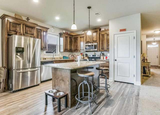 Property at 844 Oak Aly, Pensacola, FL 32506, 3 beds, 2 baths