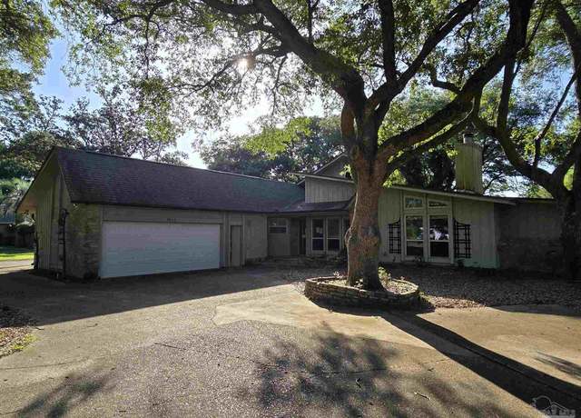 Property at 7053 Gandy Dr, Navarre, FL 32566, 3 beds, 2 baths
