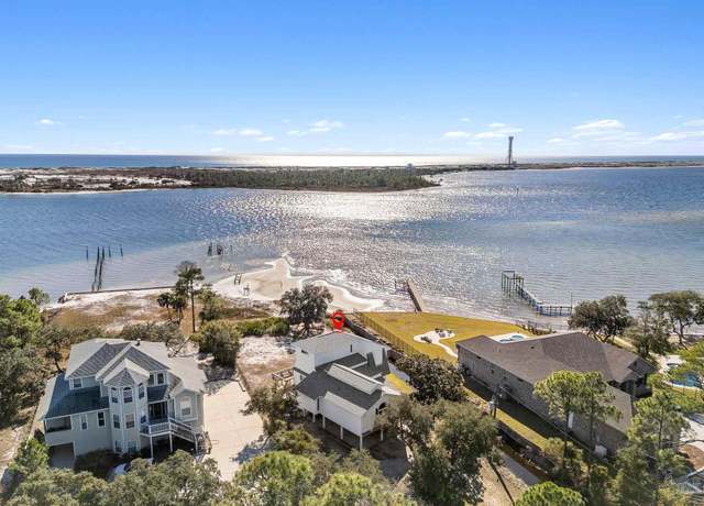 Property at 520 Parish Blvd, Mary Esther, FL 32569, 4 beds, 3 baths
