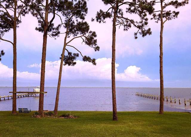 Property at 6817 Tidewater Dr, Navarre, FL 32566, 4 beds, 3 baths