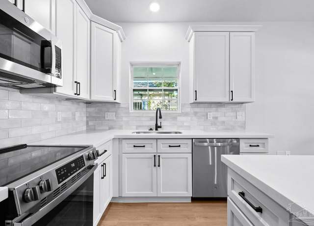 Property at 206 W Winthrop Ave, Pensacola, FL 32507, 3 beds, 2 baths