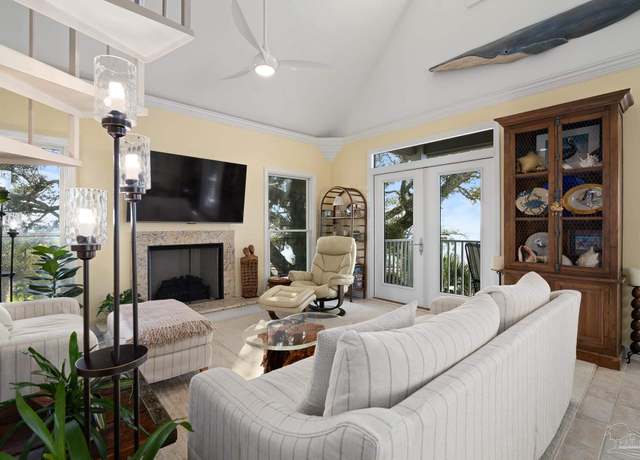 Property at 534 E Zaragoza St #8, Pensacola, FL 32502, 2 beds, 2 baths
