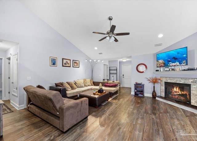 Property at 621 Halcyon Cir, Pensacola, FL 32506, 3 beds, 2 baths