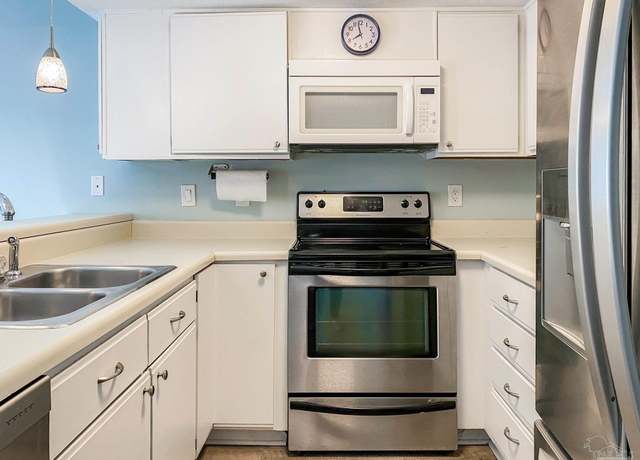Property at 5280 Kennsington Pl, Pensacola, FL 32507, 2 beds, 2.5 baths
