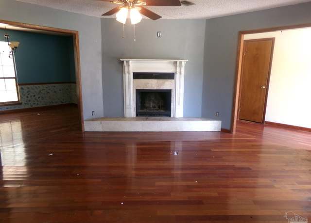 Property at 6008 Kingswood Dr, Milton, FL 32570, 3 beds, 2 baths