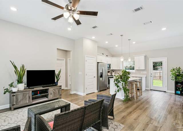 Property at 296 Park Ln, Crestview, FL 32536, 3 beds, 2 baths