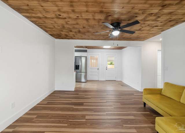 Property at 7 N G St, Pensacola, FL 32502, 3 beds, 2 baths
