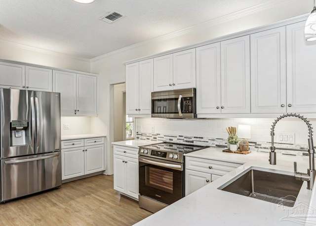 Property at 4118 Oak Pointe Dr, Gulf Breeze, FL 32563, 3 beds, 2 baths