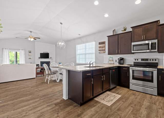 Property at 302 Huntley Meadows Dr, Rossville, GA 30741, 3 beds, 2 baths