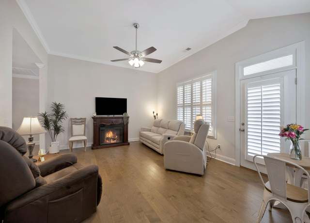 Property at 337 Pacer Ln, Dalton, GA 30721, 2 beds, 2.5 baths