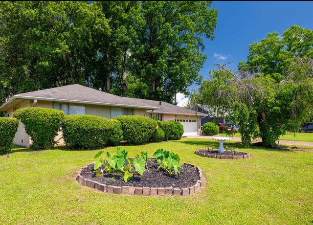 Property at 1339 Woodmore Ln, Chattanooga, TN 37411, 3 beds, 2 baths