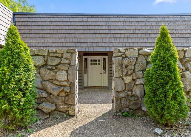 Property at 220 Palisades Dr, Signal Mountain, TN 37377, 6 beds, 5 baths
