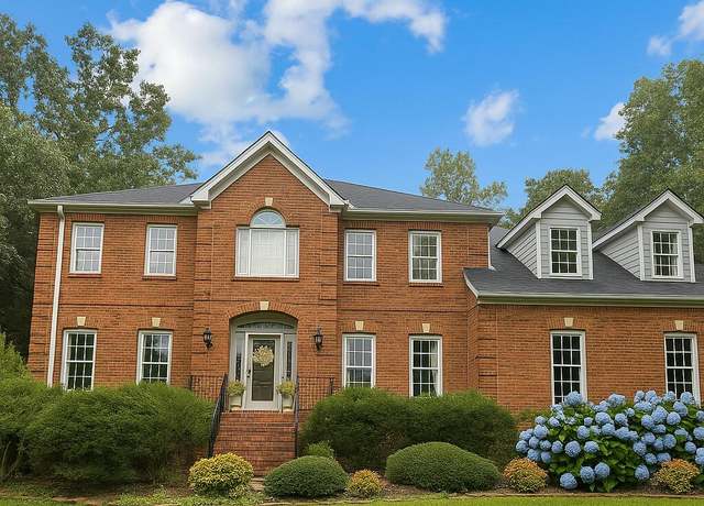 Property at 39 Middle Creek Rd, Signal Mountain, TN 37377, 4 beds, 3.5 baths