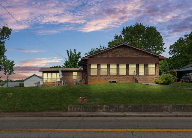 Property at 924 E Madison Ave, Athens, TN 37303, 3 beds, 2 baths