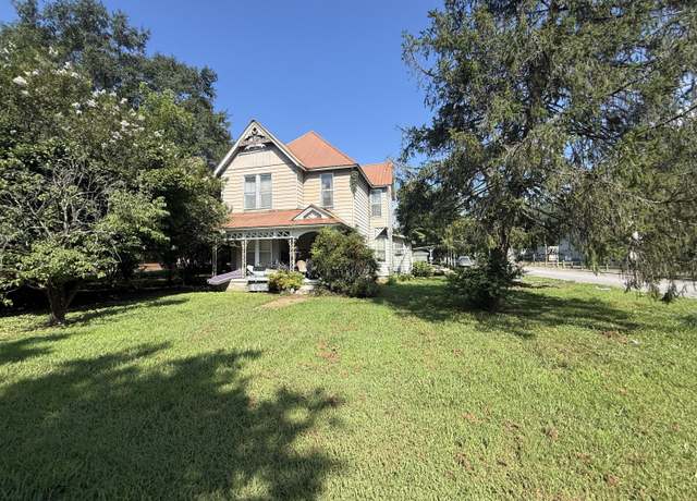 Property at 1700 Marion Ave, South Pittsburg, TN 37380, 5 beds, 2 baths