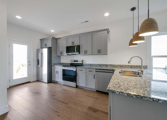 Property at 102 Sunset Dr, Trenton, GA 30752, 3 beds, 2 baths