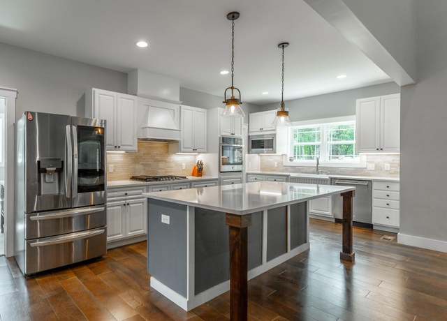 Property at 6520 Flagstone Dr, Ooltewah, TN 37363, 5 beds, 3.5 baths