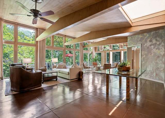 Property at 2554 Crestwood Dr, Chattanooga, TN 37415, 5 beds, 4 baths