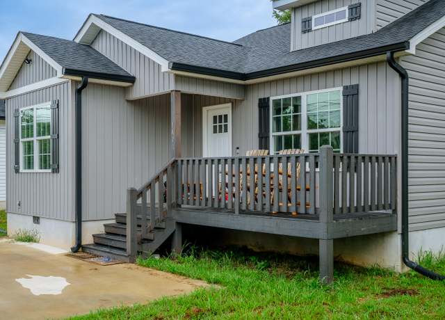 Property at 1401 Eastbrook Southeast Dr SE, Dalton, GA 30721, 3 beds, 2 baths