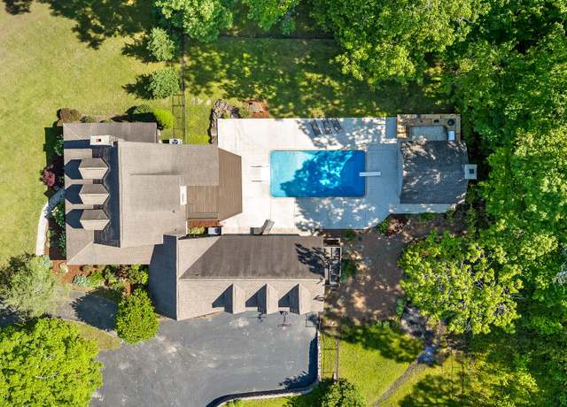 Property at 8316 Hixson Springs Rd, Signal Mountain, TN 37377, 4 beds, 3.5 baths
