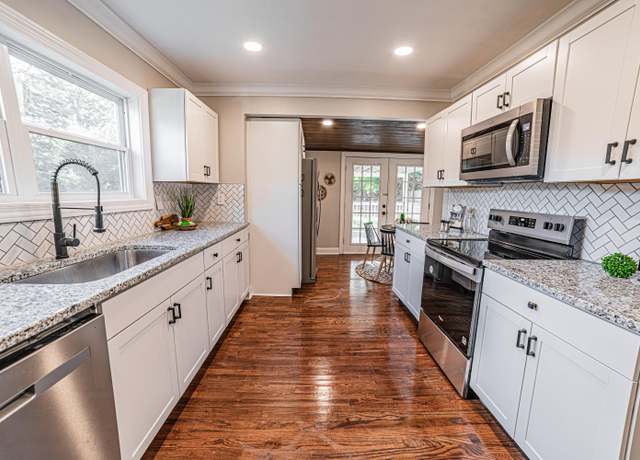 Property at 305 S Lovell Ave, Chattanooga, TN 37411, 2 beds, 2 baths