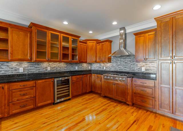 Property at 216 Shady Ridge Ln, Chattanooga, TN 37405, 3 beds, 4.5 baths