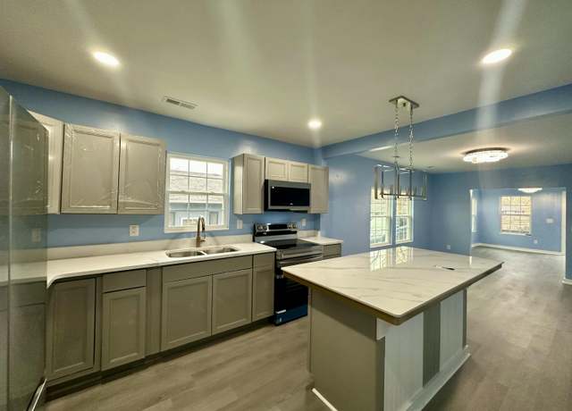 Property at 2006 Rawlings St, Chattanooga, TN 37406, 2 beds, 2 baths