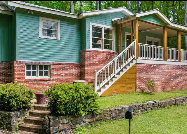 Property at 624 Armory Ln NW, Fort Payne, AL 35967, 3 beds, 1.5 baths