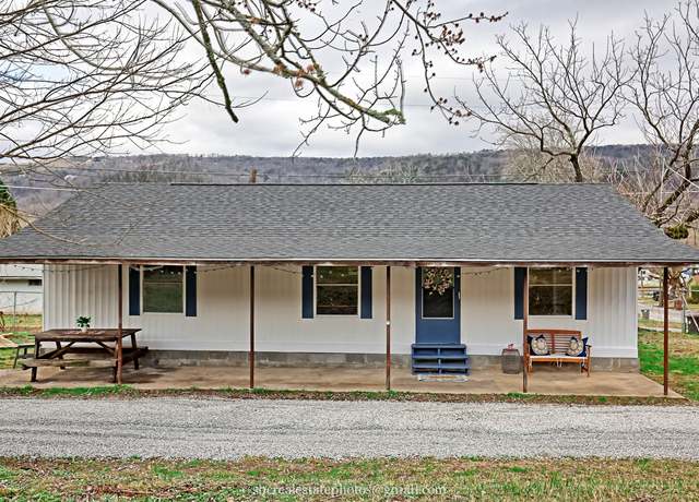 Property at 340 Hixson St, Soddy Daisy, TN 37379, 2 beds, 1.5 baths