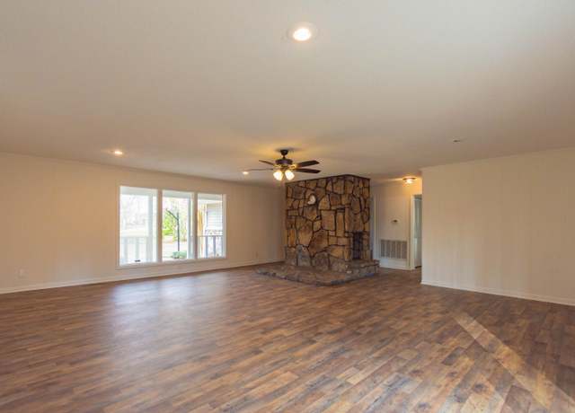 Property at 136 Cochran Dr NE, Dalton, GA 30721, 3 beds, 2 baths