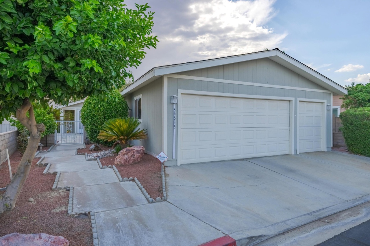 https://ssl.cdn-redfin.com/photo/258/bigphoto/473/219065473_2.jpg
