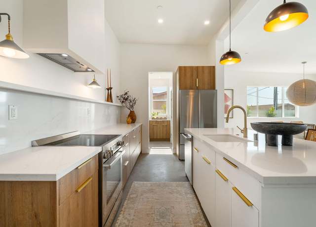 Property at 361 W Sunview Ave, Palm Springs, CA 92262, 4 beds, 3 baths