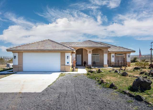 Property at 55526 Luna Vista Ln, Yucca Valley, CA 92284, 4 beds, 3 baths