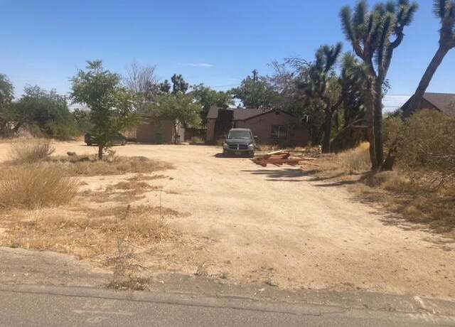 Property at 7433 Bannock Trl, Yucca Valley, CA 92284, 3 beds, 2 baths