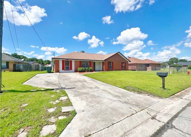 Property at 932 Highland Dr, Hinesville, GA 31313, 4 beds, 2 baths