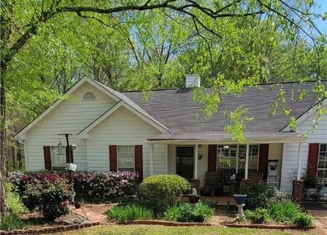 Property at 3764 Lochview Dr, Loganville, GA 30052, 3 beds, 2 baths