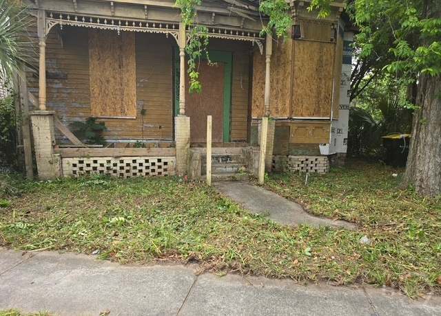 Property at 1706 Ogeechee Rd, Savannah, GA 31415, 3 beds, 1 bath