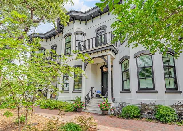 Property at 318 W Gwinnett St, Savannah, GA 31401, 3 beds, 2.5 baths
