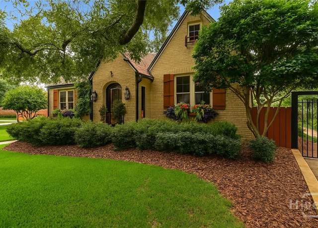 Property at 337 E 52nd St, Savannah, GA 31405, 4 beds, 4 baths