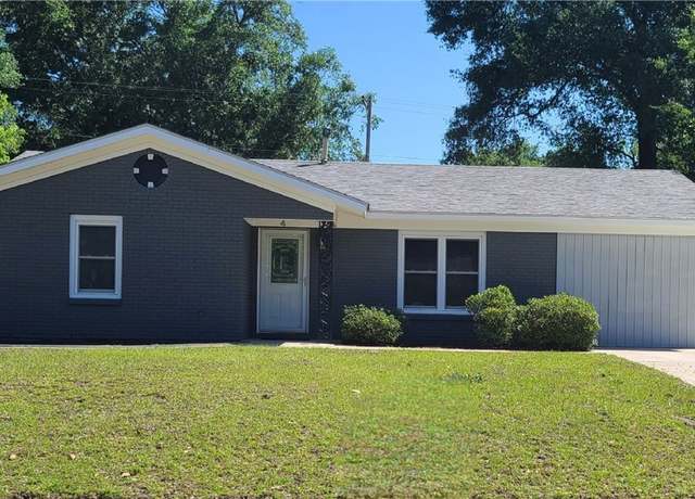 Property at 4 Calibogue Rd, Savannah, GA 31410, 3 beds, 1.5 baths