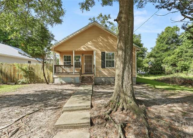 Property at 725 E 34th St, Savannah, GA 31401, 4 beds, 2 baths