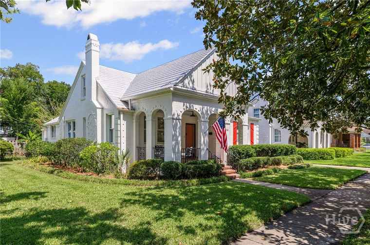 Photo of 310 E 52nd St Savannah, GA 31405
