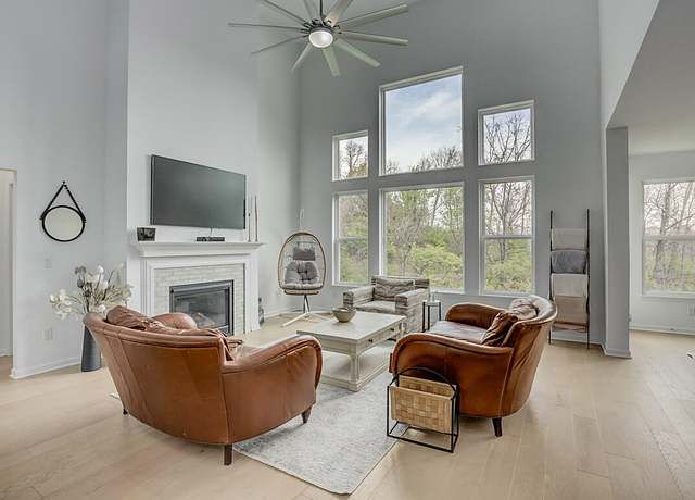 Property at 9956 Meadow Glen Dr, Independence, KY 41051, 3 beds, 2.5 baths