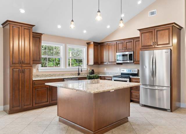 Property at 1836 Iris Ln, Navarre, FL 32566, 3 beds, 2 baths