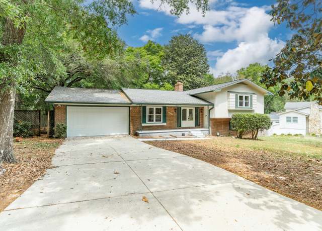 Property at 2401 Roberts Dr, Niceville, FL 32578, 4 beds, 3 baths