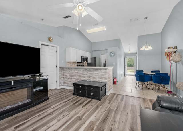 Property at 118 Cabana Way, Crestview, FL 32536, 4 beds, 2 baths