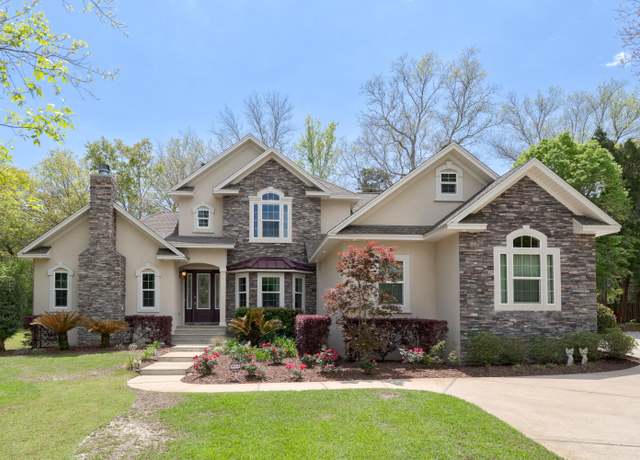 Property at 943 Lake Dr, Niceville, FL 32578, 4 beds, 3.5 baths