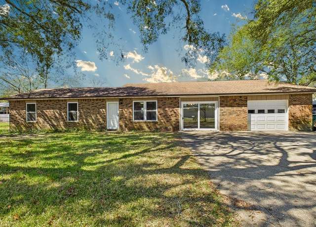 Property at 1410 Live Oak St, Niceville, FL 32578, 3 beds, 3 baths