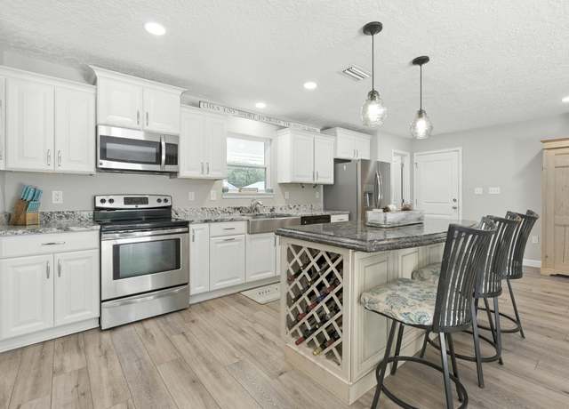 Property at 1401 Hickory St, Niceville, FL 32578, 4 beds, 2 baths